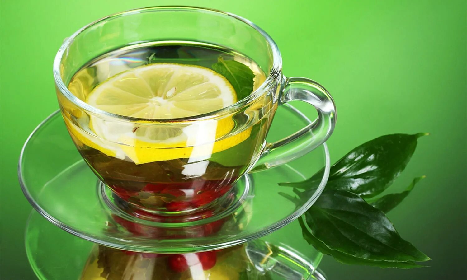 Зеленый чай. Tea зеленый с лимоном. Чашка зеленого чая. Зеленый травяной чай. Пейте зеленый чай лимоном