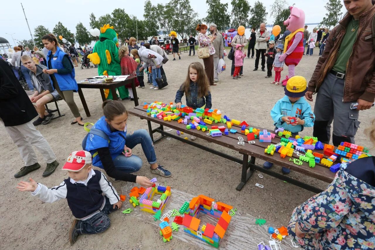 День города Петрозаводск. Игрушки на день города. Праздник в городе. Гуляния в городе Петрозаводск. 1 июня 2017 г