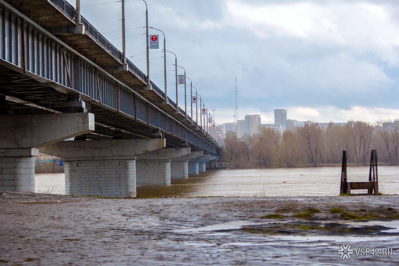 Уровень воды в реках новокузнецка. Река Томь Новокузнецк. Река Томь Новокузнецк мост. Речка Томь Новокузнецк мост. Уровень воды в реке Томь в Кемерово.