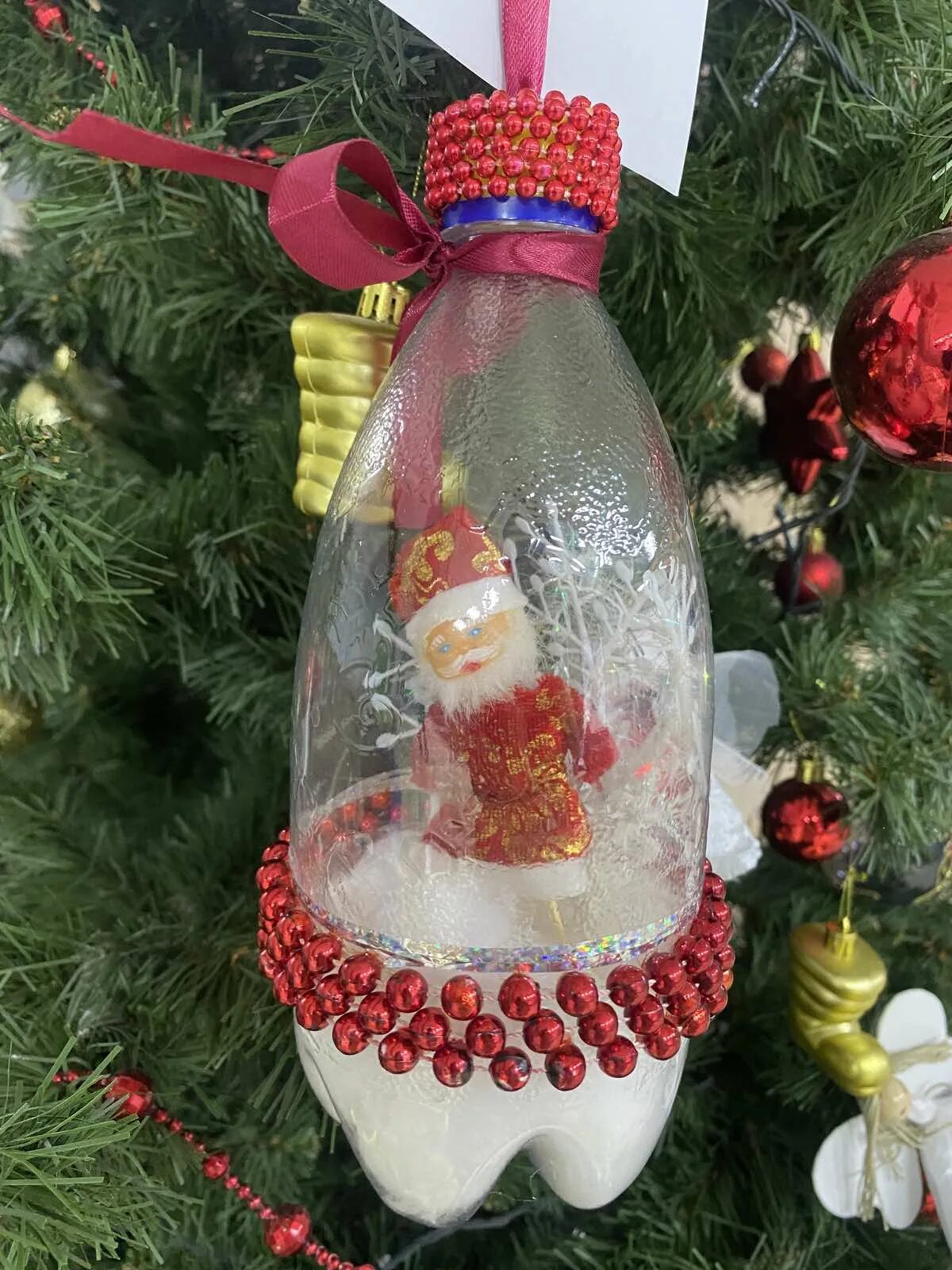 Елочная игрушка из бутылки. Новогодняя пластиковой бутылки. Новогодние украшения из пластиковых бутылок. Новогодняя игрушка из бутылки. Новогодняя пластиковой бутылки.
