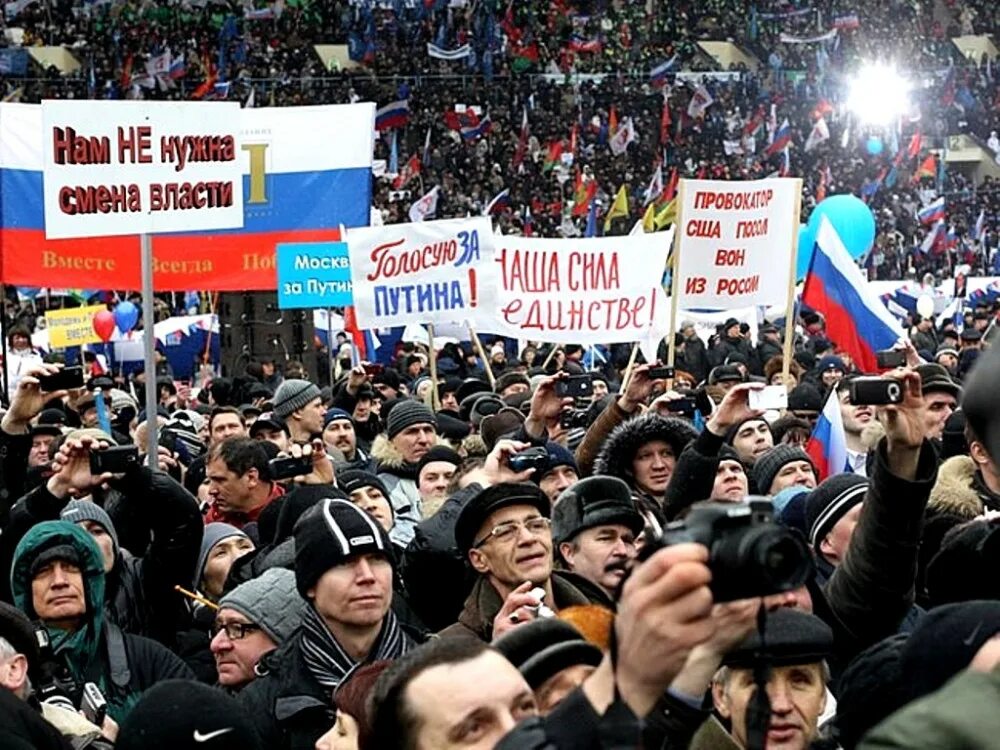Недовольство населения. Люди идущие против власти. Человек с транспарантом. Политический митинг. Политический протест.