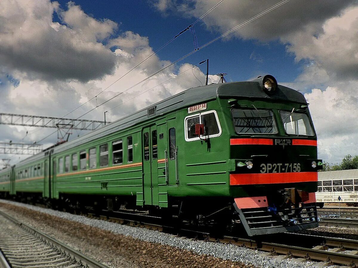 Жд электропоезда. Эр2 поезд РЖД. Зеленый поезд. Поезд электричка. Поезд РЖД зеленый.