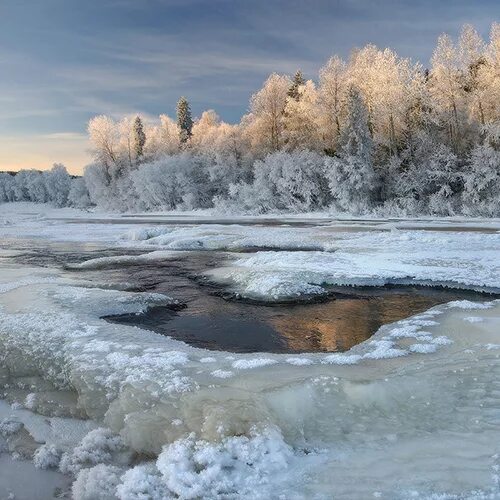 Полынья значение. Лед на реке. полыньи на реке что это. полынья на льду. промоина на реке.
