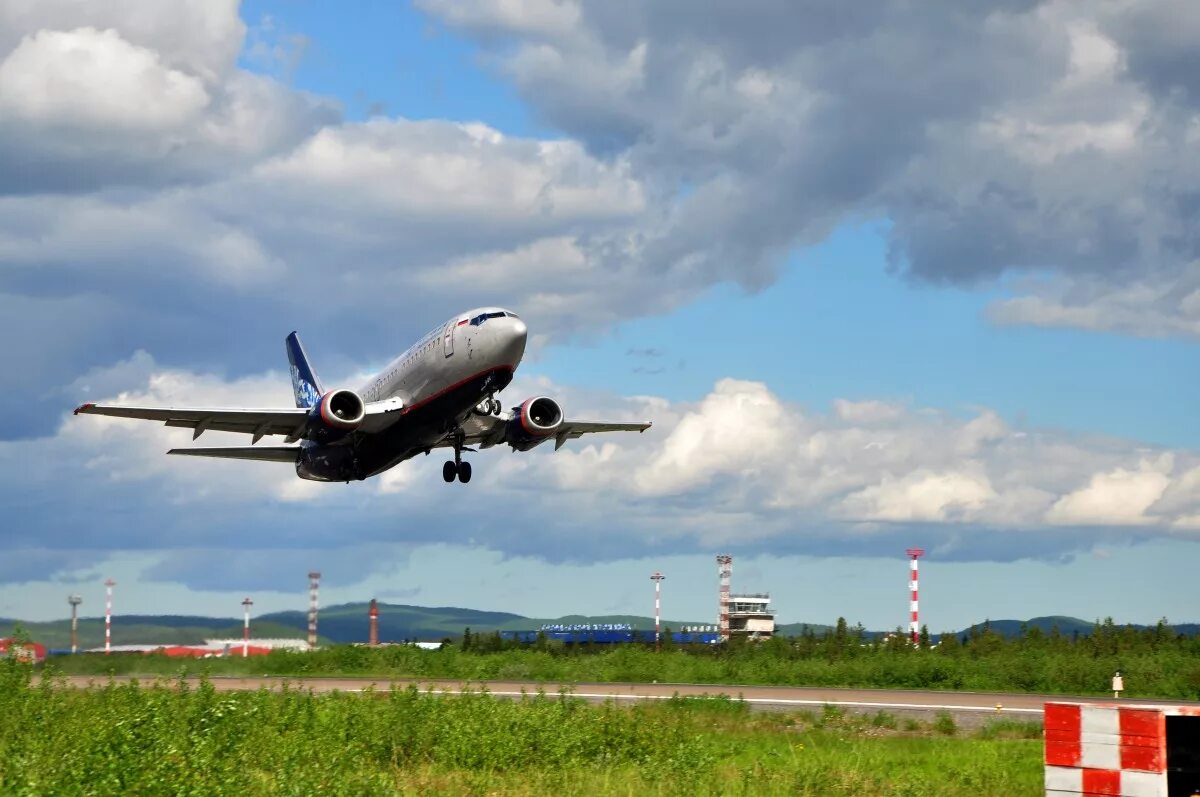 Авиарейсы из мурманска. Аэропорт Мурманск самолеты. Аэропорт Мурманск ВПП. Аэропорт Мурманск полоса. Мурманск из самолета.