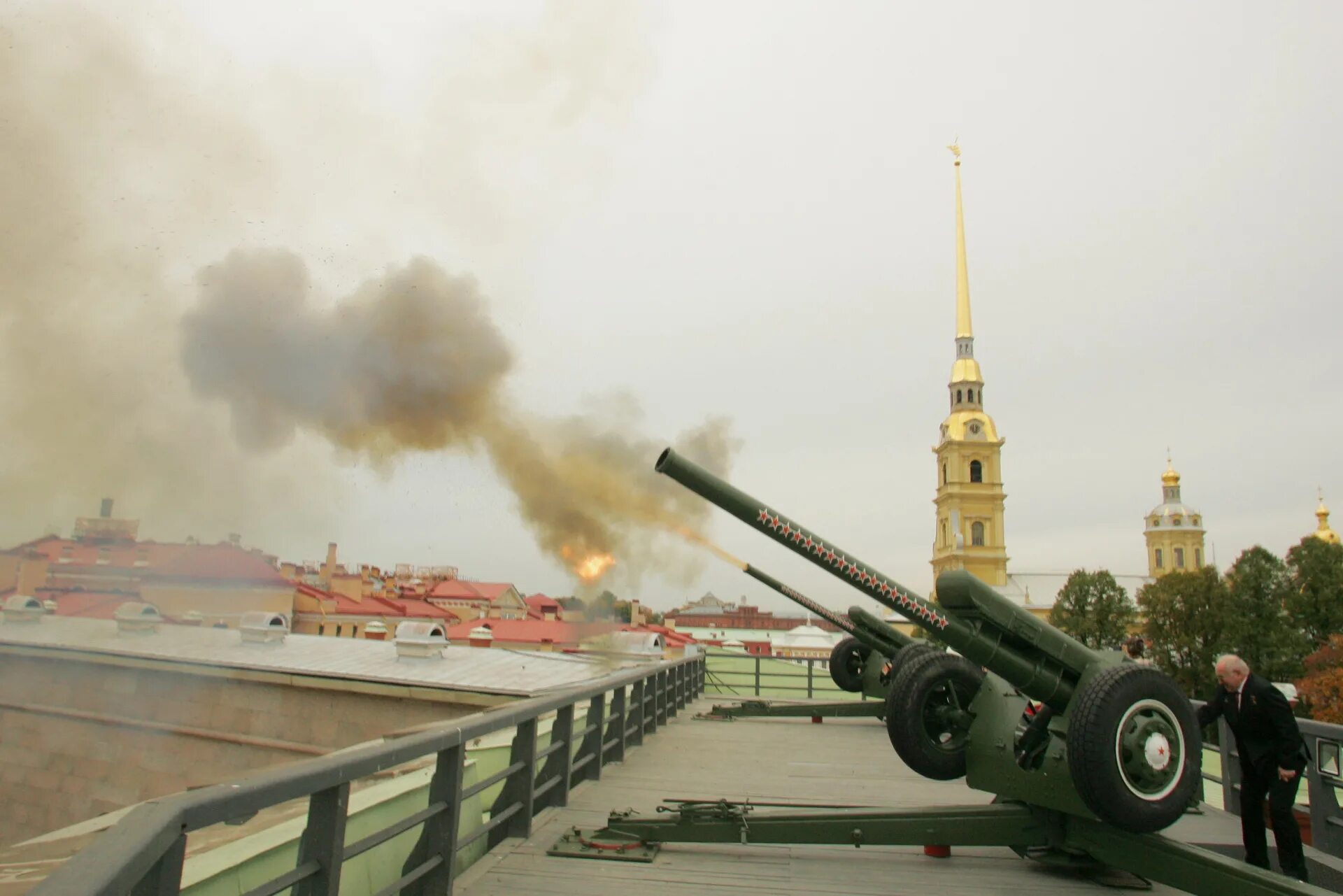Во сколько стреляют в петропавловской. Полуденный выстрел с Петропавловской крепости. Петропавловская крепость залп в 12. Пушки Петропавловской крепости в Санкт-Петербурге. Пушечный выстрел Петропавловская крепость.
