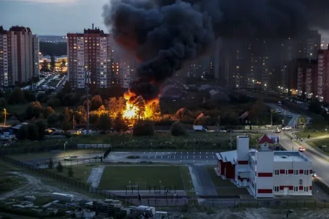 Что горит в горелово сейчас. Пожар в Горелово. Пожар в Горелово сейчас. Пожар в Горелово сегодня. Пожар в Новогорелово сейчас.