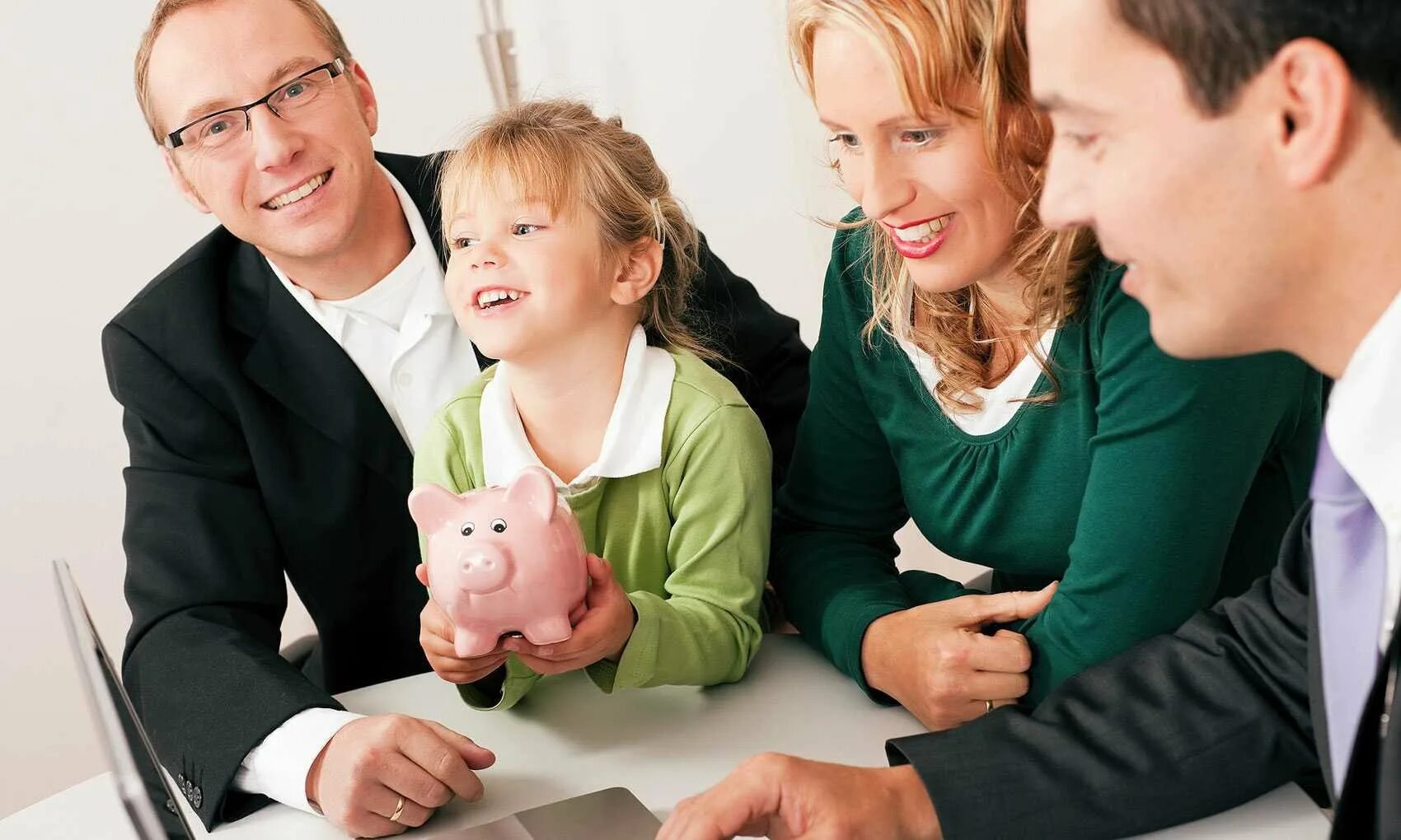 Семейный бизнесмен. Семейный бизнесмен. Бизнесмен с семьей. Семейный бизнес идеи. Мужчина и женщина бизнес.