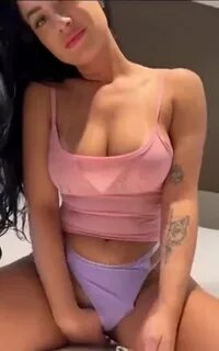 Carol Machado nackt und ungezogen masturbiert ihre Muschi mit einem Analplu...