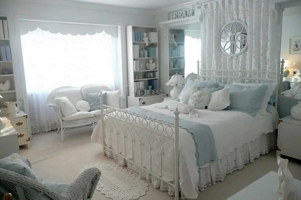 Спальни прованс фото. Спальня в стиле Прованс белая голубая. Спальня Прованс в интерьере. Спальня в бело голубых тонах в стиле Прованс. Спальня Прованс томс4.