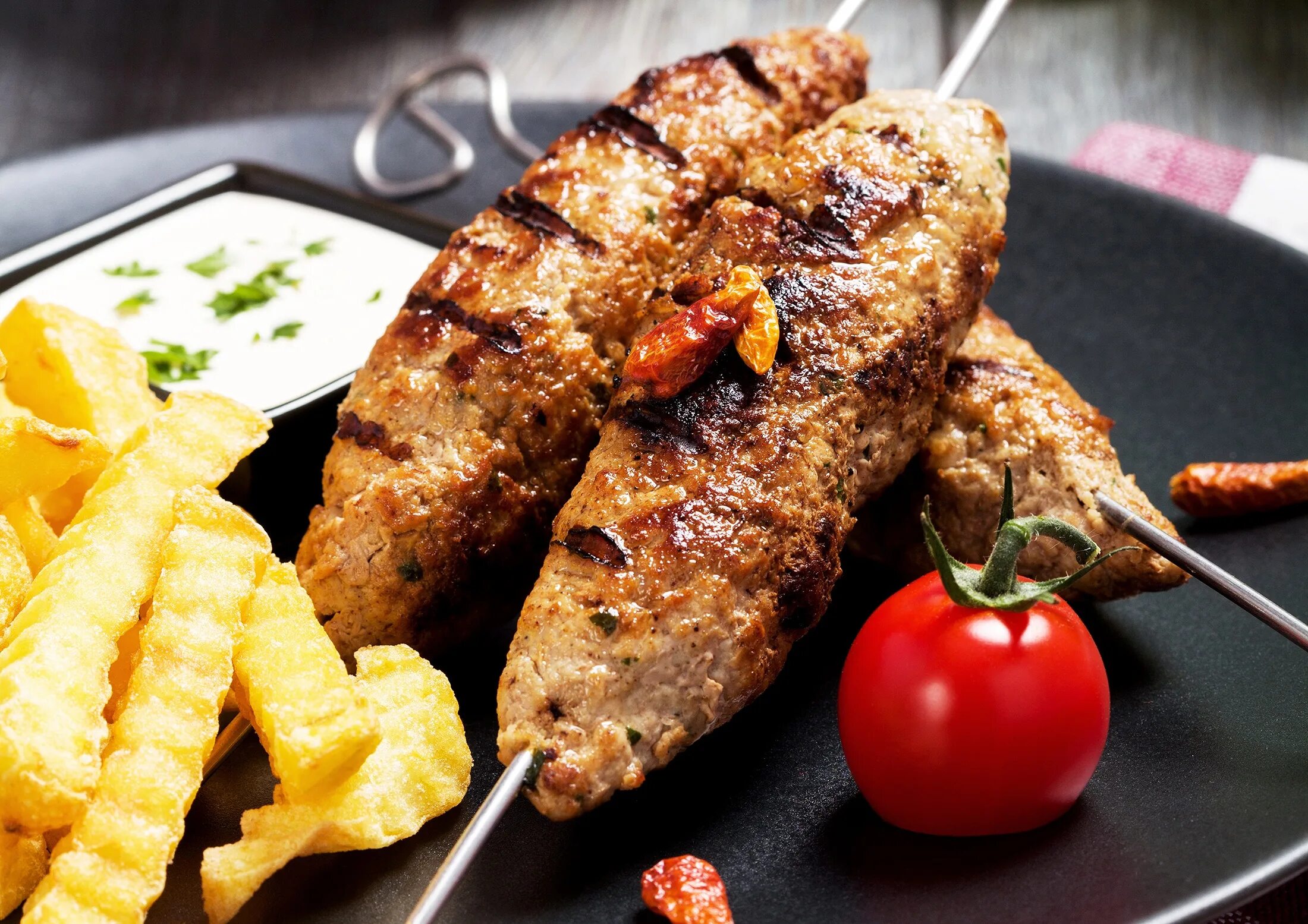 Kebab grill. Шашлык люля кебаб. Люля кебаб на барбекюшнице. Люля кебаб с картошкой.