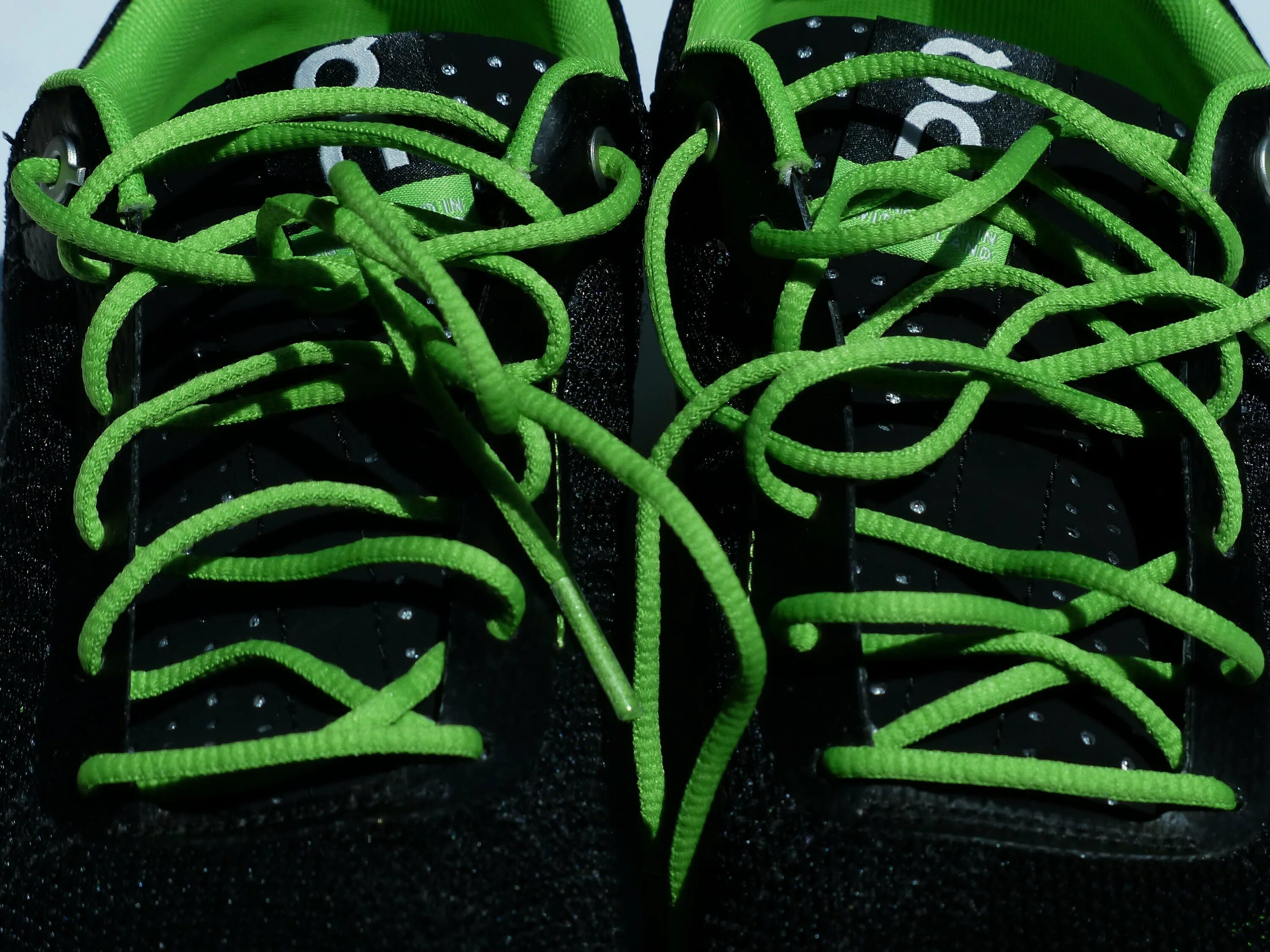 Shoelaces кроссовки. Шнурки зеленые. Шнурки для кроссовок. Шнуровка кроссовок. Шнуровка асикс