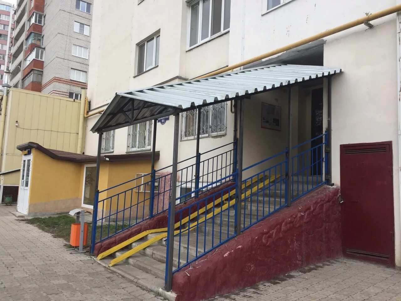 козырек подъезда дома. козырек многоквартирного дома. подъездные козырьки. навесы подъездные. козырек подъезда многоквартирного дома.