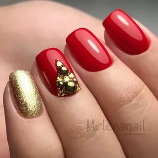 Красный с золотом маникюр на короткие ногти