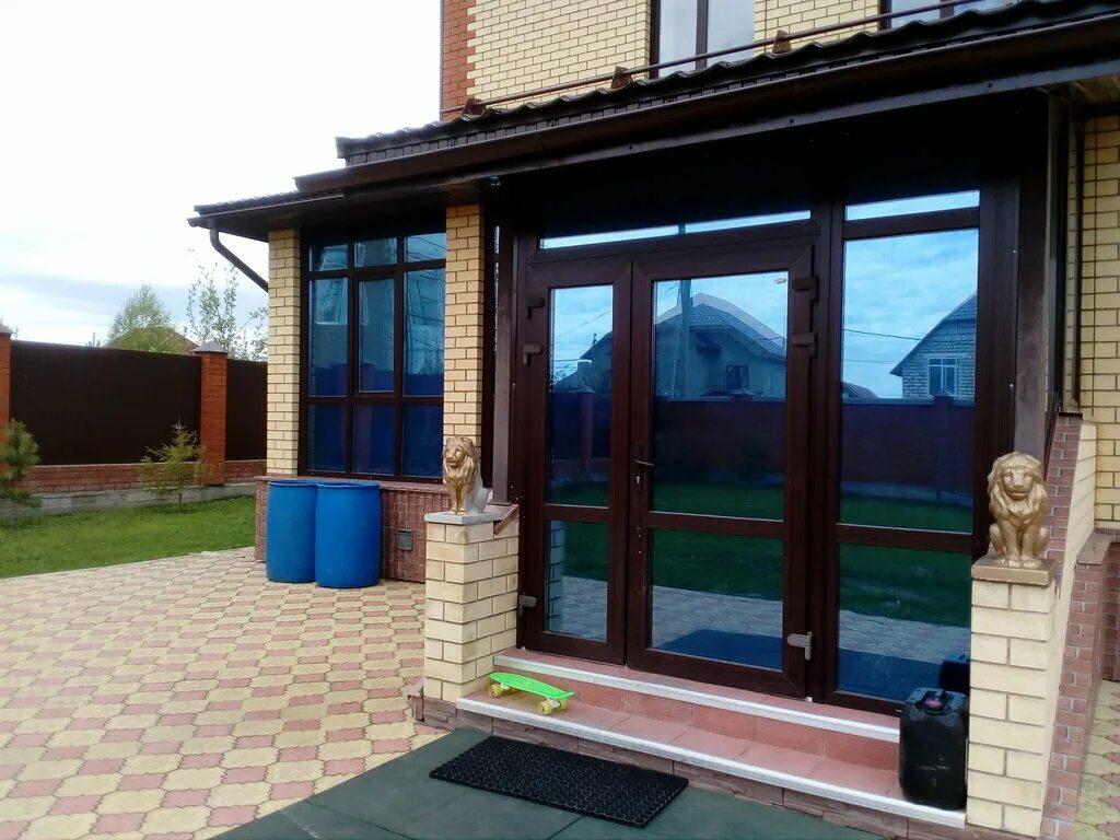 архитектурная тонировочная пленка. тонированные стеклопакеты. тонированные окна. тонированные окна. тонированное окно солар бронза.