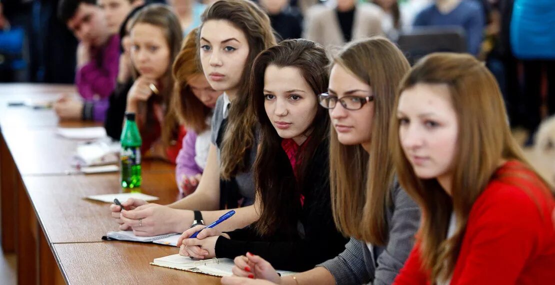 Поступление после 11 класса в беларуси. Студенты в вузе. студентка вуза. ученики колледжа. поступление в университет.