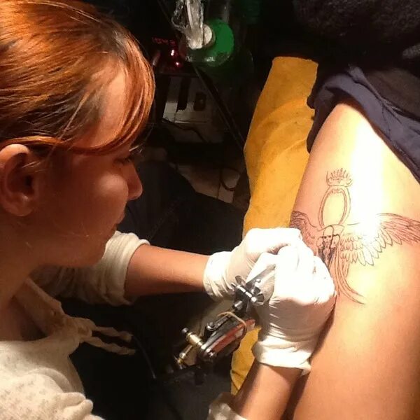Сделать тату. Татуировки для первого раза. Как делают Татуировки девушкам.