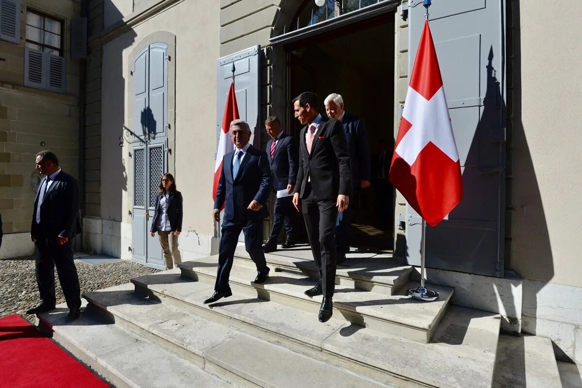 Швейцария переговоры россии. Швейцария переговоры. Посольство Армении в Швейцарии. Приветствие в Швейцарии. Швейцарские приветствия.
