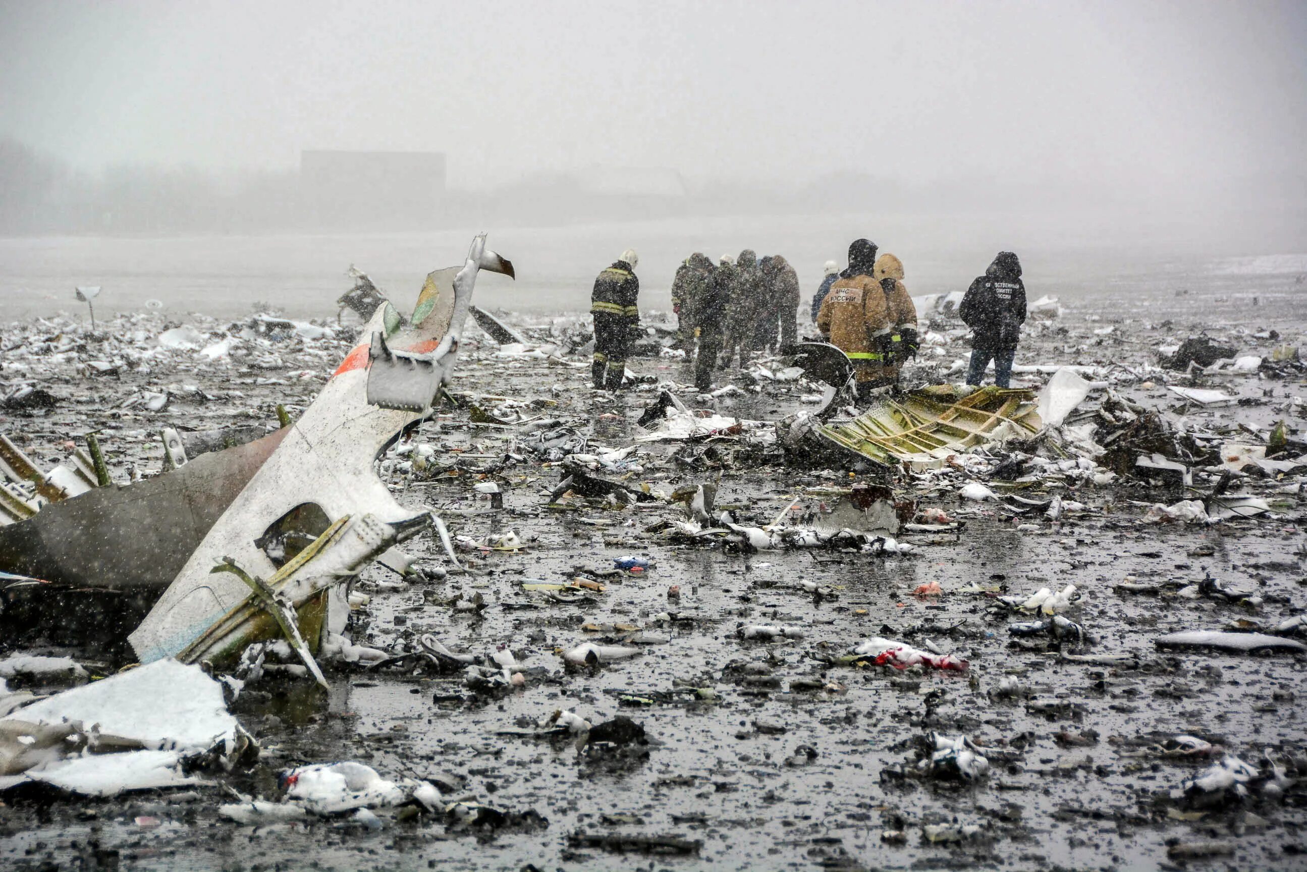 Дубай крушение. Катастрофа Boeing 737 в Ростове-на-Дону. Крушение Боинга 737 в Ростове на Дону. Авиакатастрофа Боинг 737 Ростов на Дону.