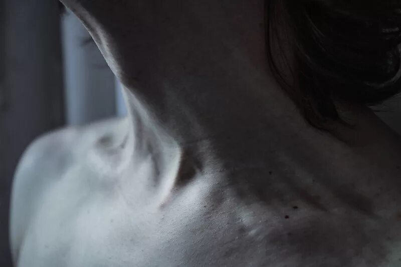 Женские ключицы. Шея девушки. Ключичная кость анатомия. Ключицы. Нарисованные ключицы.