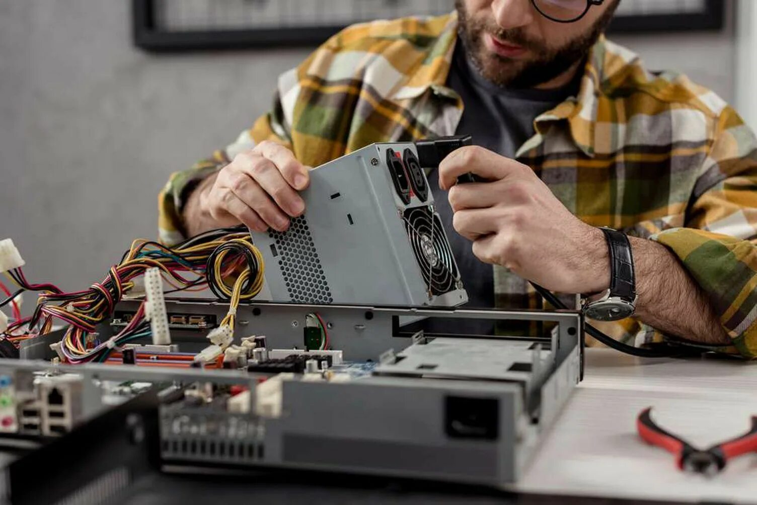 Can you repair it. Компьютерный мастер. Can you repair it. Нужен мастер по ремонту компьютеров. Can you repair it.