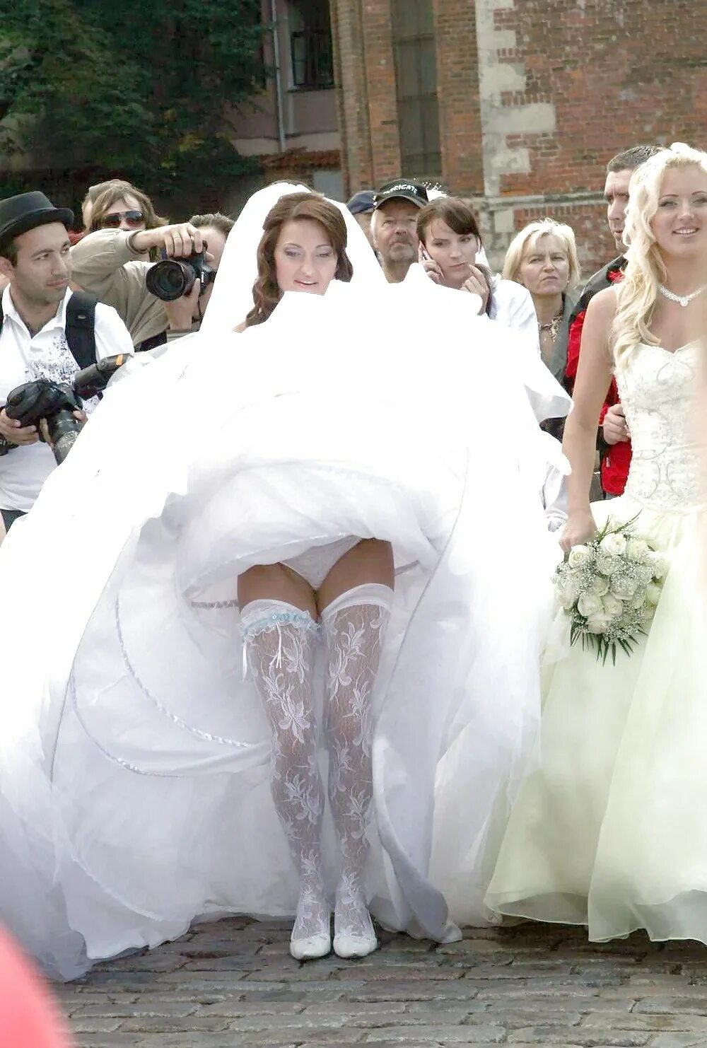 Подвязка для невесты. Под свадебным платьем. Под свадебным. Невесты в свадебных платьях под платьем. Энистон невеста.