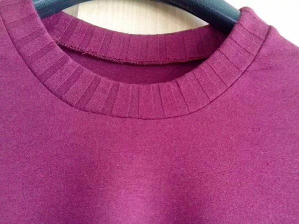 обработка горловины трикотажных изделий. ушить горловину на футболке. ушить горловину на свитере. стягивающий шов для горловины. обработка горловины трикотажных изделий.