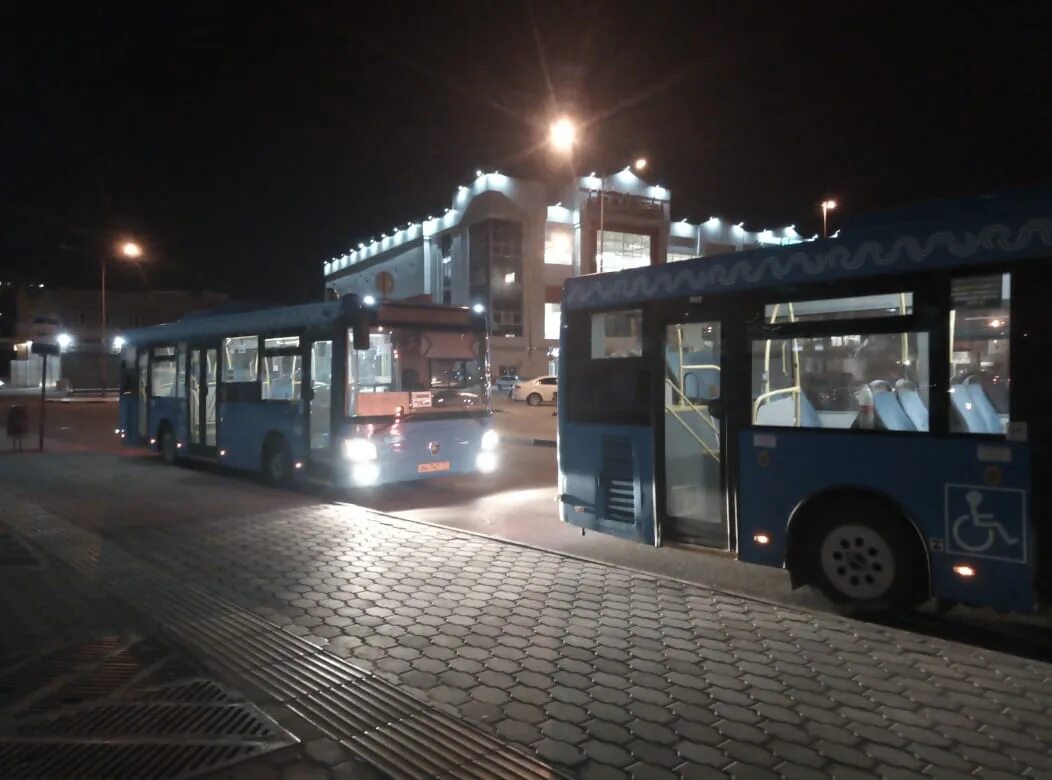 Автобусы астрахань в реальном времени. Автобусы Астрахань. Астраханский автобус. Вокзал автобус. Городской автобус Астрахань.