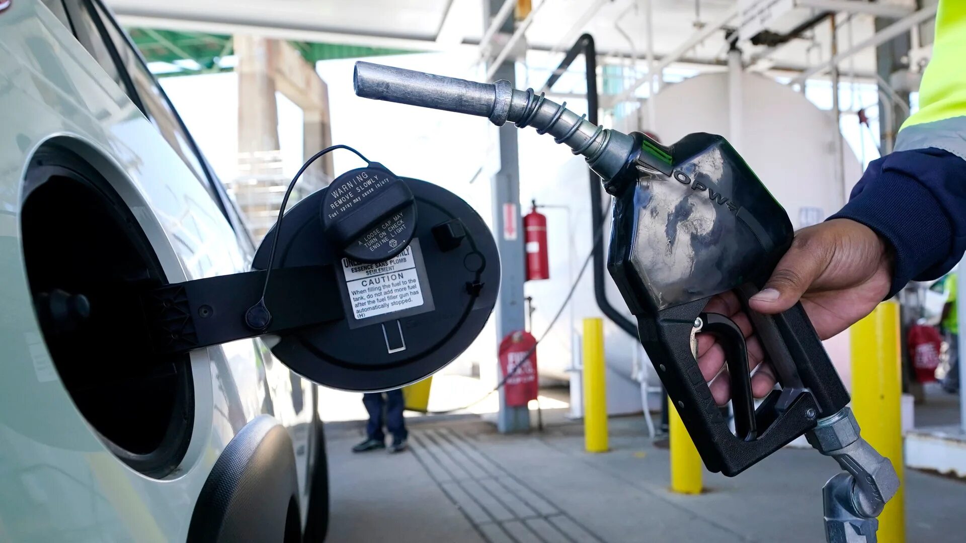 Сколько стоит самый дорогой бензин. Бензин. Бензин в Америке. Заправка бензина.