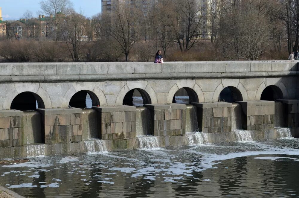 Плотина алапаевск. Дамба петра великого в измайлово. Широковская гэс плотина. Плотина нижегородской гэс. Рыбалка на реке сок в самарской области.