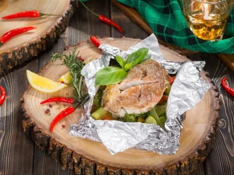 Палтус картошка сметана. Палтус запеченный фольге. Палтус запеченный фольге. Палтус с картофелем. Форель в духовке в фольге.