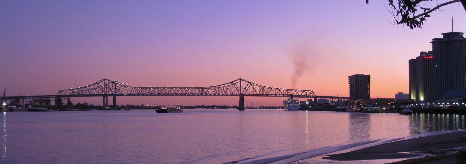 Новый Орлеан река Миссисипи. Новый Орлеан набережная. Новый Орлеан мост. Река с нантом и орлеаном