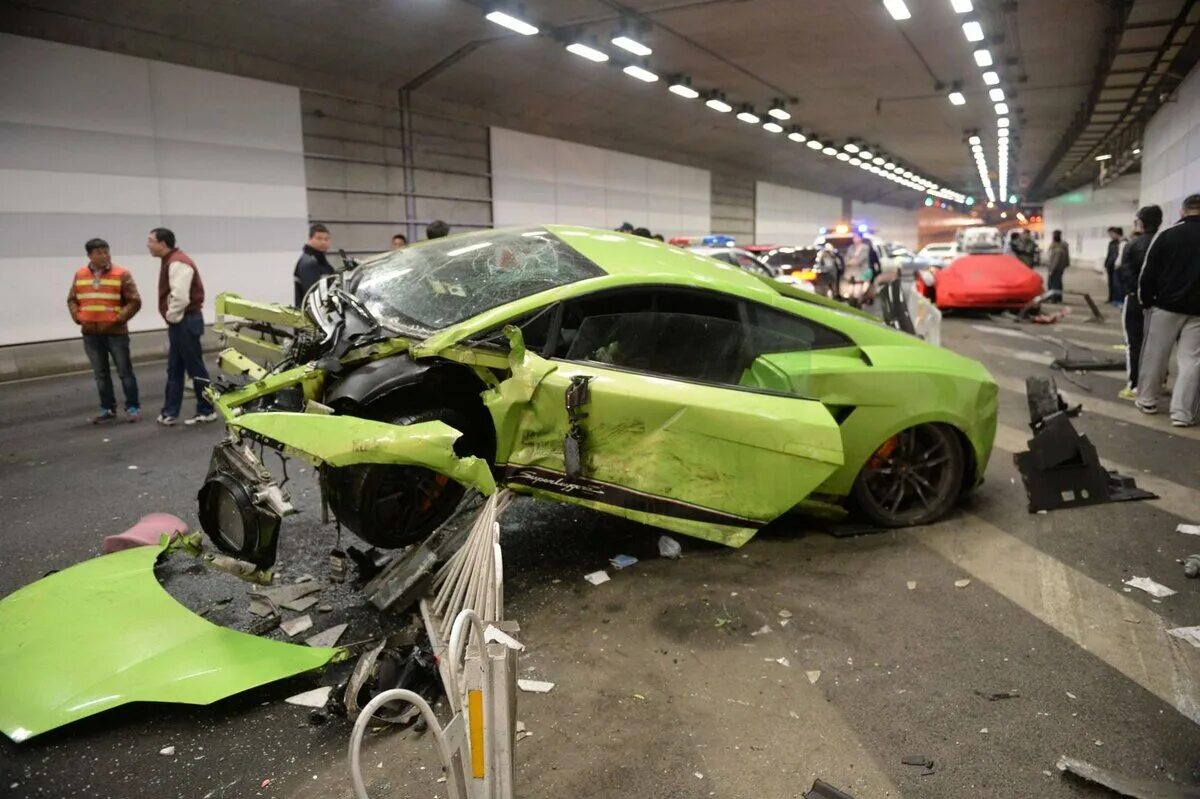 Look that car over there crash. Разбитых Ламборгини Хуракан. Разбитые спорткары.