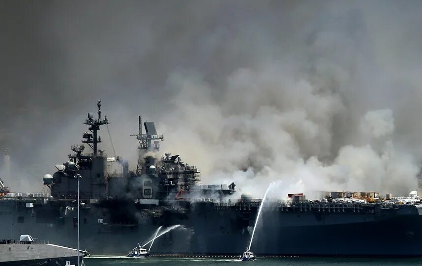 Обстрел американского корабля. Сша корабль uss san. Обстрел американского корабля. Обстрел американского корабля. Корабли 1945.