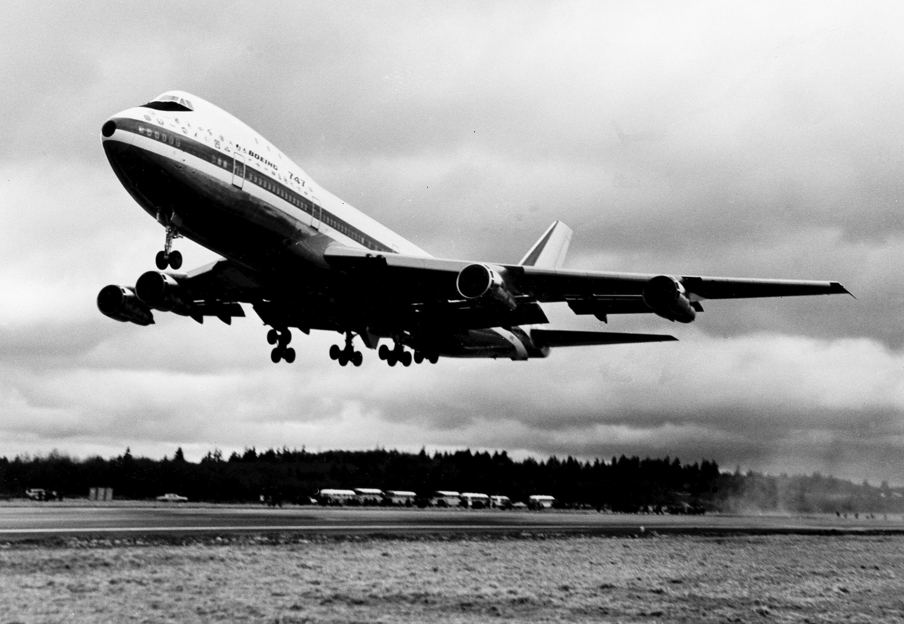 Jumbo jet. Боинг 747 1970. Самолёт Боинг 747. Боинг 747 первый полет. Boeing 747 1969.