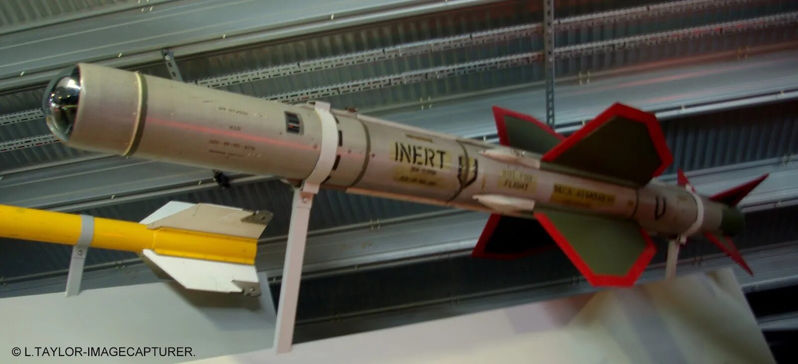 Звук бомбы ракет. Ракета Red Top Missile. Стержневая БЧ ракеты. Red Top Rockets. Bae Systems бомбы ракеты.