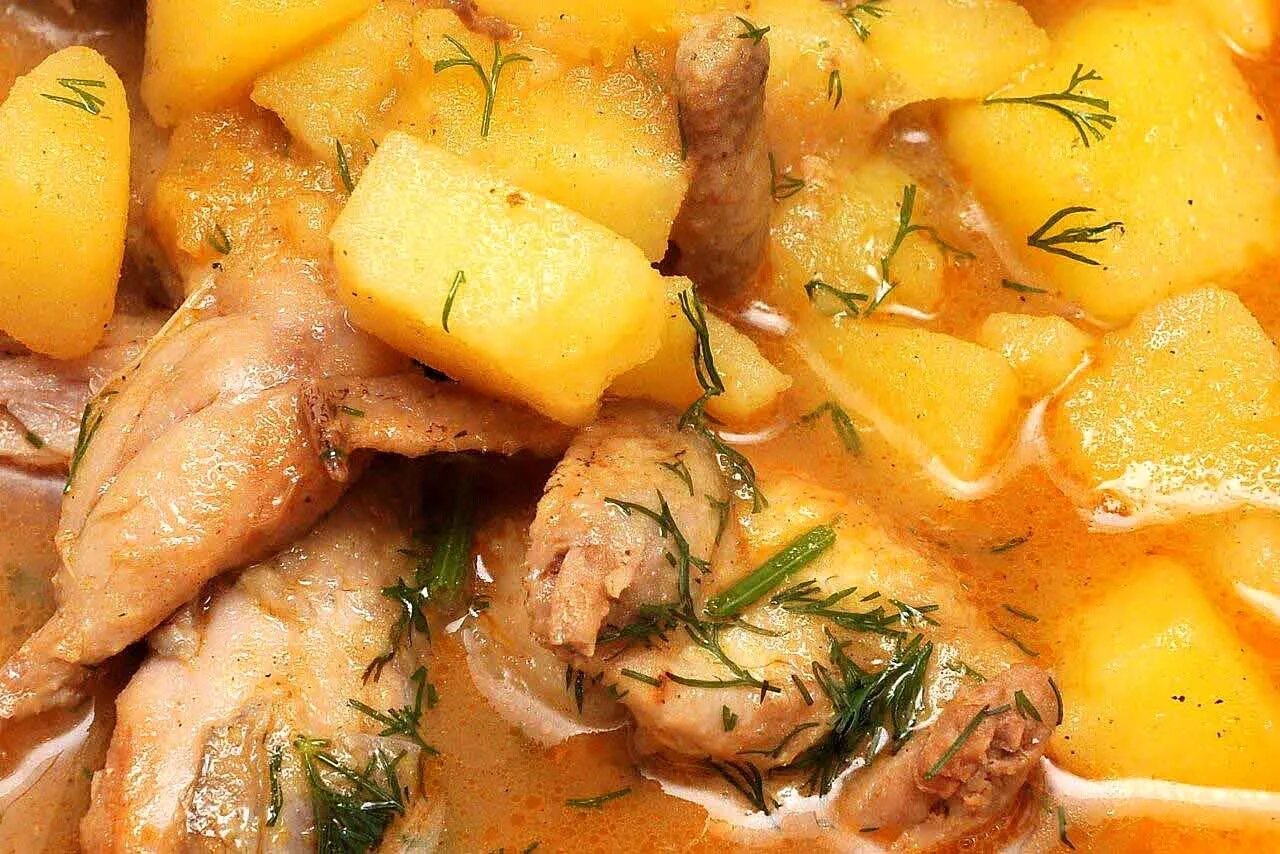 Соус с уткой и картошкой. Утка тушеная с картошкой. Утка с картошкой в духовке. Картошка с тушенкой. Картофель тушеный с мясом в мультиварке.