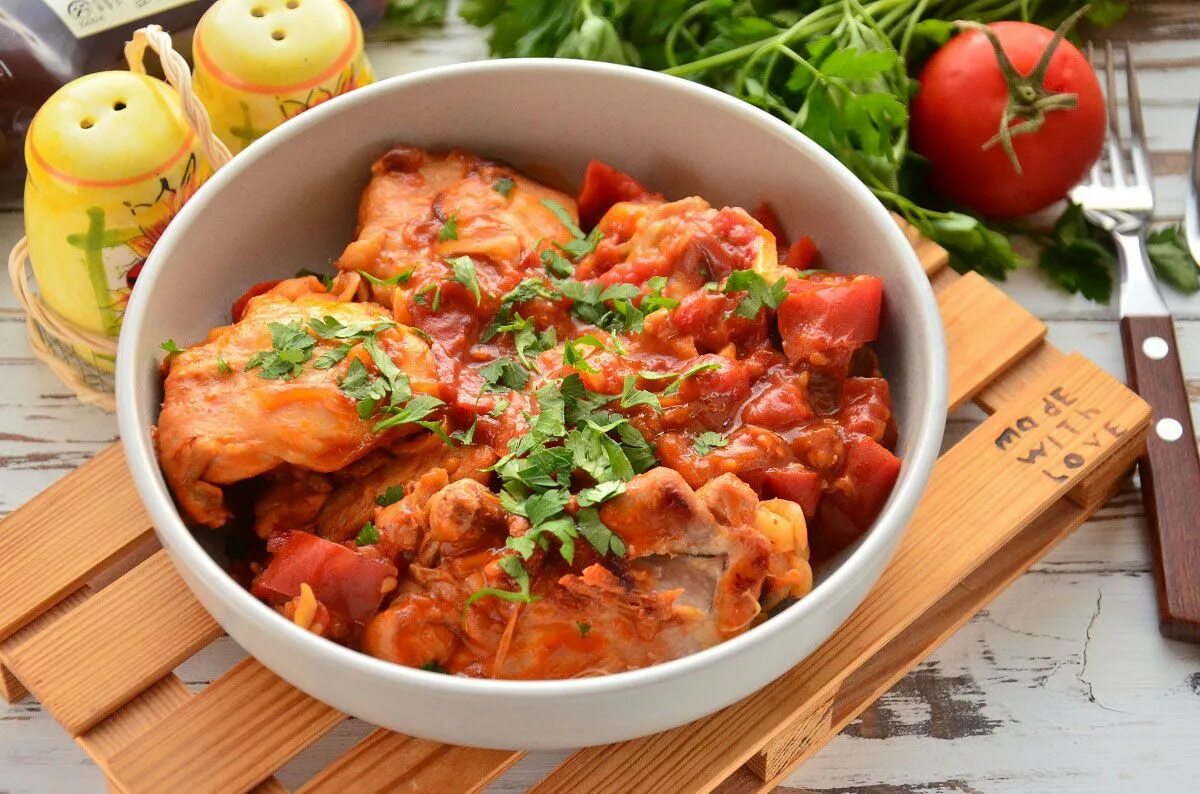 Чахохбили с томатным соусом. Чахохбили из курицы классический рецепт в кастрюле. Чахохбили по аджарски. Чахохбили из курицы с рисом. Чахохбили (грузинское национальное блюдо).