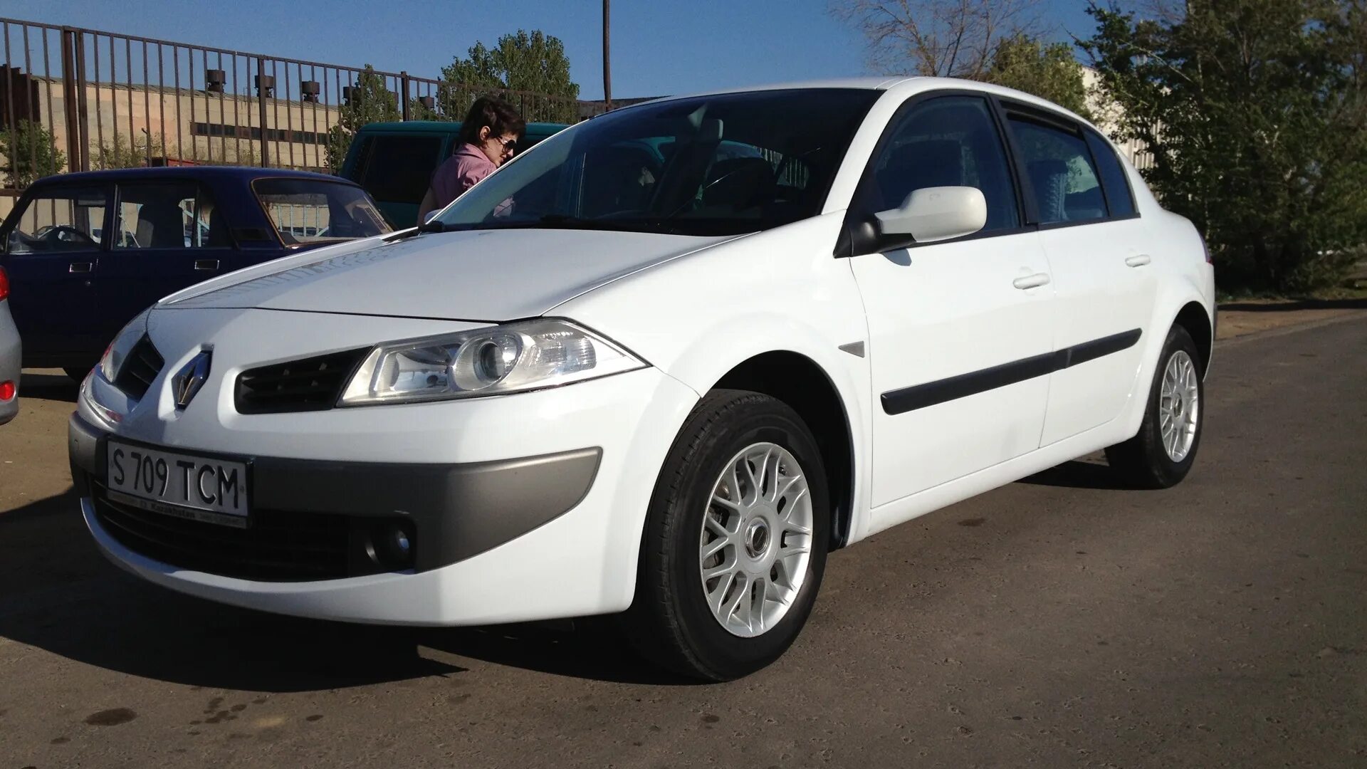 Куплю renault megane 2. Рено Меган 2 белый. Рено Меган 2 2007. Renault Megane 2 White. Рено Меган 2 седан белый.