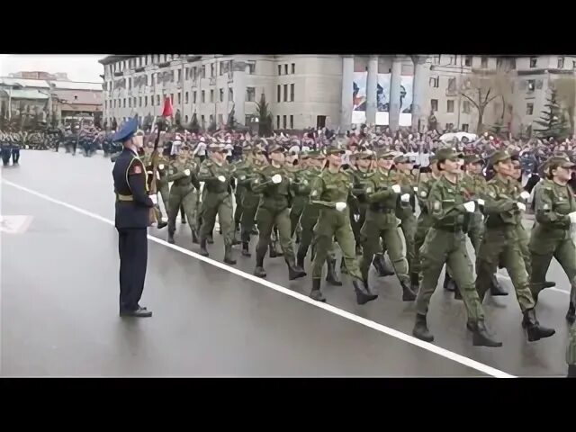 На параде чеканят шаги.