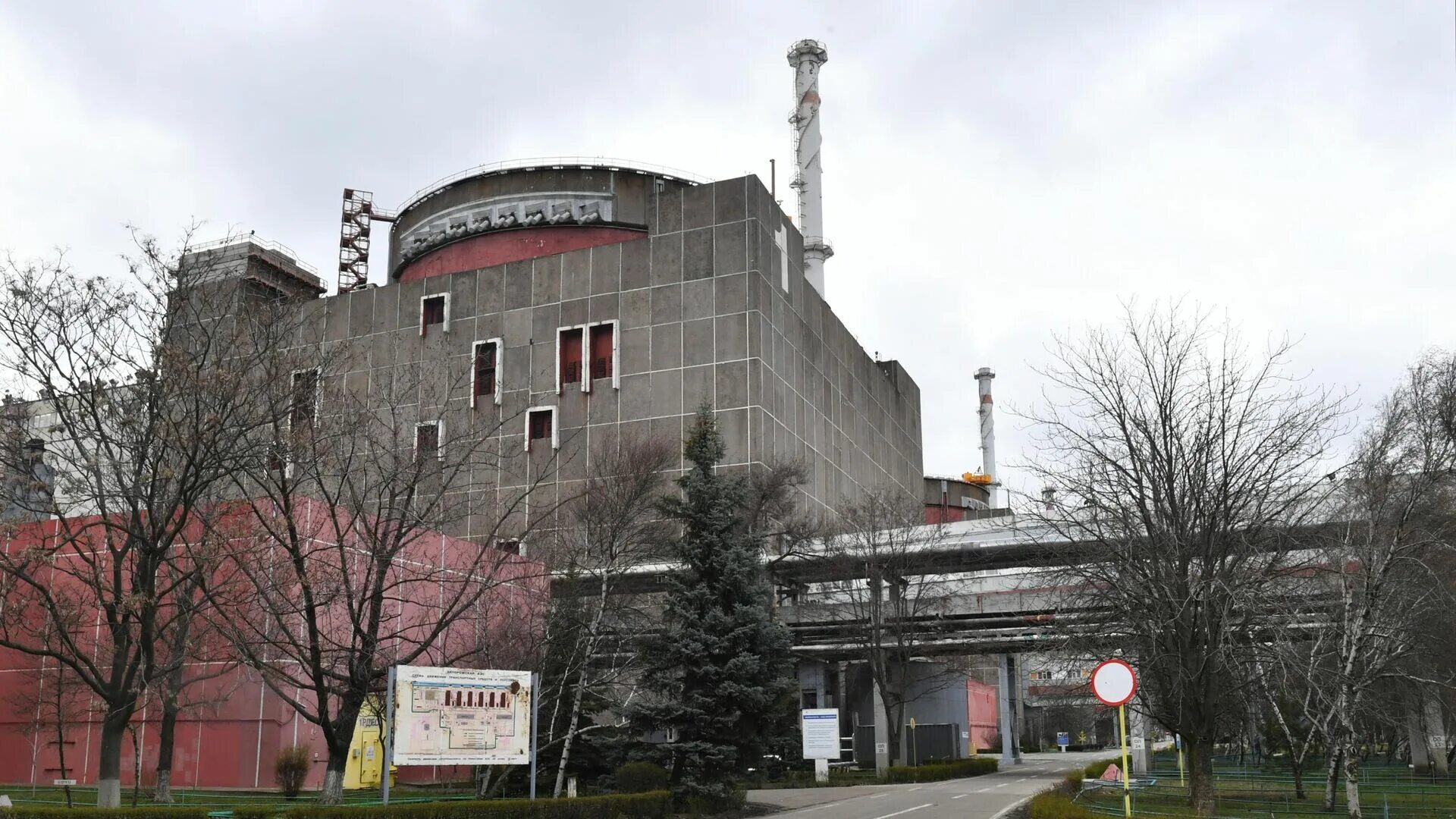 Энергоблок запорожской аэс. Энергодар обстрел аэс. Запорожская аэс риа новости. Аэс в москве. Запорожская аэс риа новости.