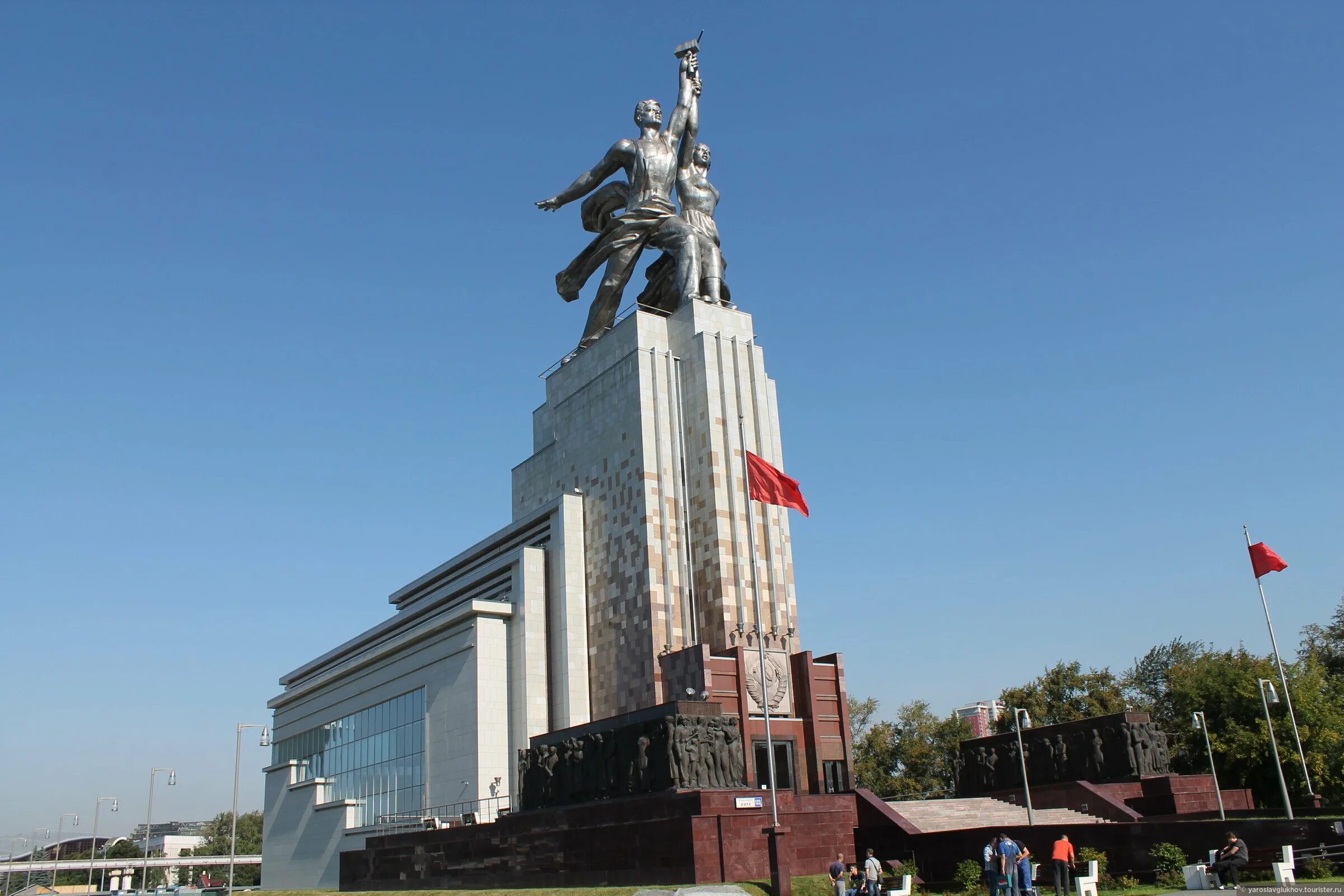 ВДНХ Мухина рабочий и колхозница. ВДНХ статуя рабочий и колхозница. Павильон рабочий и колхозница на ВДНХ. ВДНХ памятник колхознице. Скульптура рабочий и колхозница б