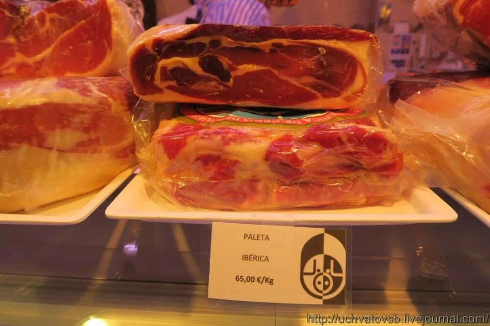 Русский хамон преображенский рынок. Помещение для изготовления хамона. Хамон в магазине испании. Музей хамона в барселоне. Магазин хамона в испании.