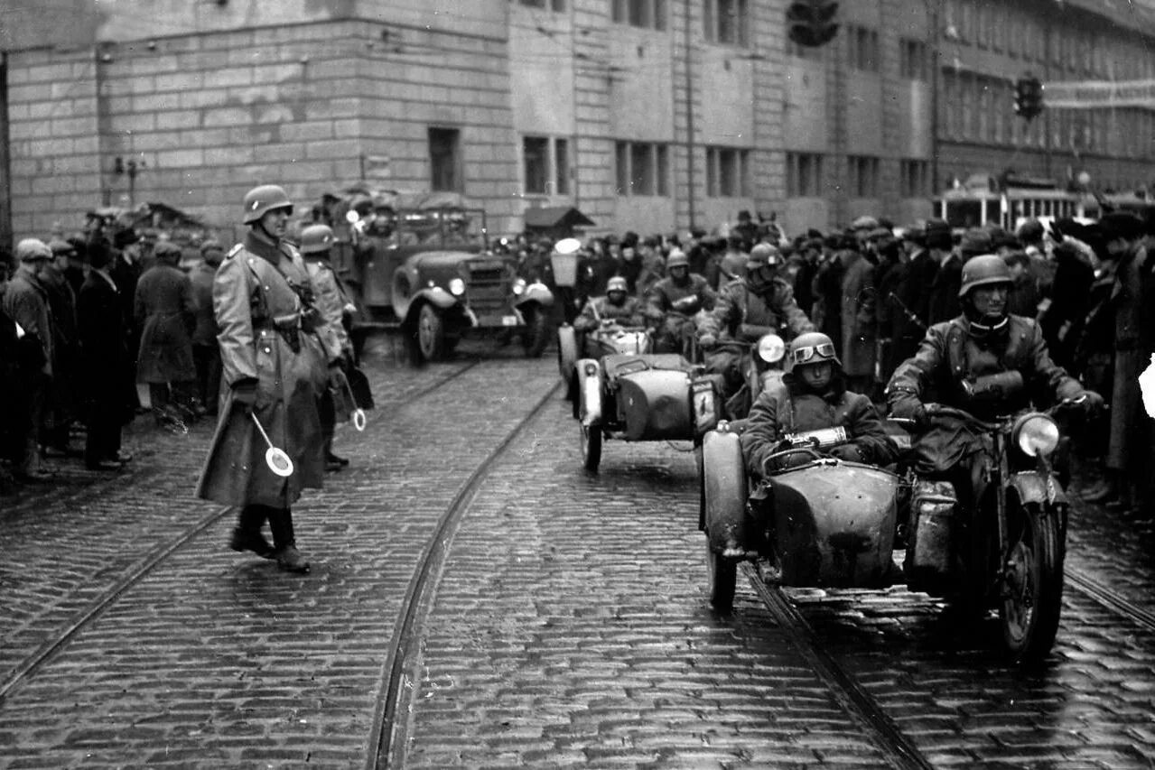 Германская оккупация Чехии 1939. Немцы в Праге 1939. Аннексия Чехословакии в 1938 Прага. Немцы в Праге 1938.