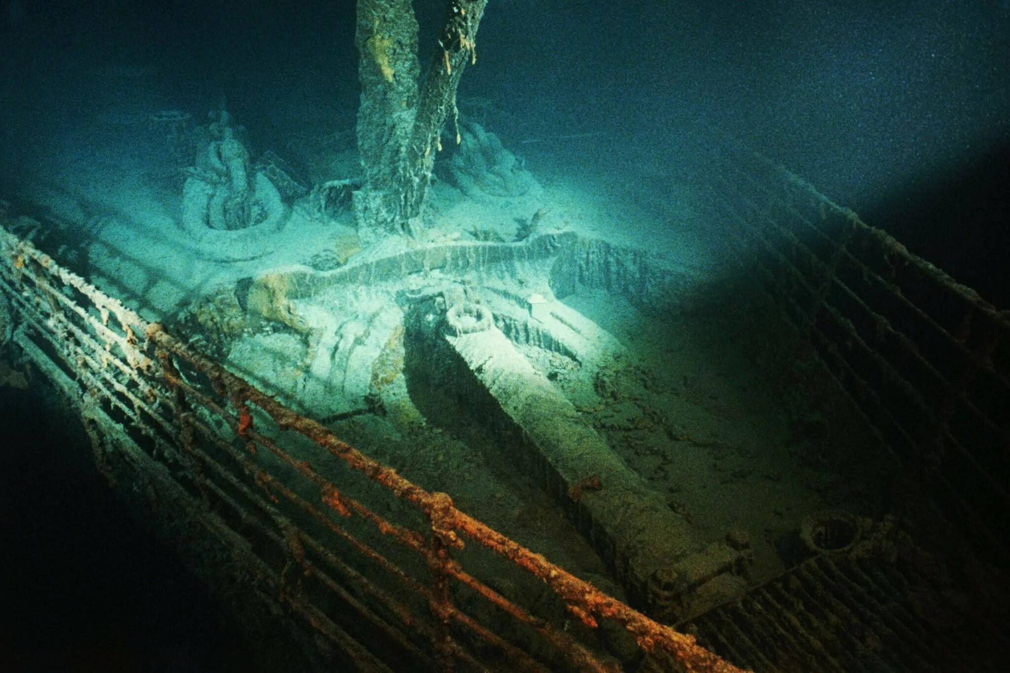 Потонувший корабль Титаник Северная Атлантика. Титаник под водой сейчас 2022. Затонувшие корабли Титаник. Титаник подняли со дна океана