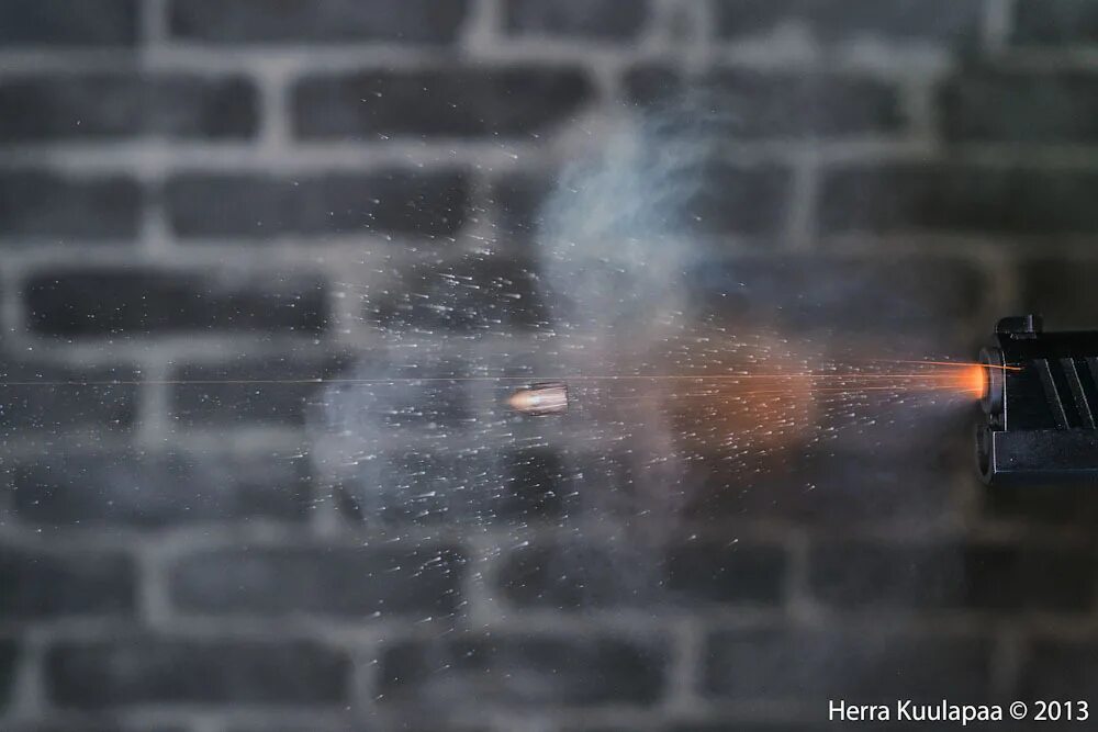 полет пули. пуля из пистолета.