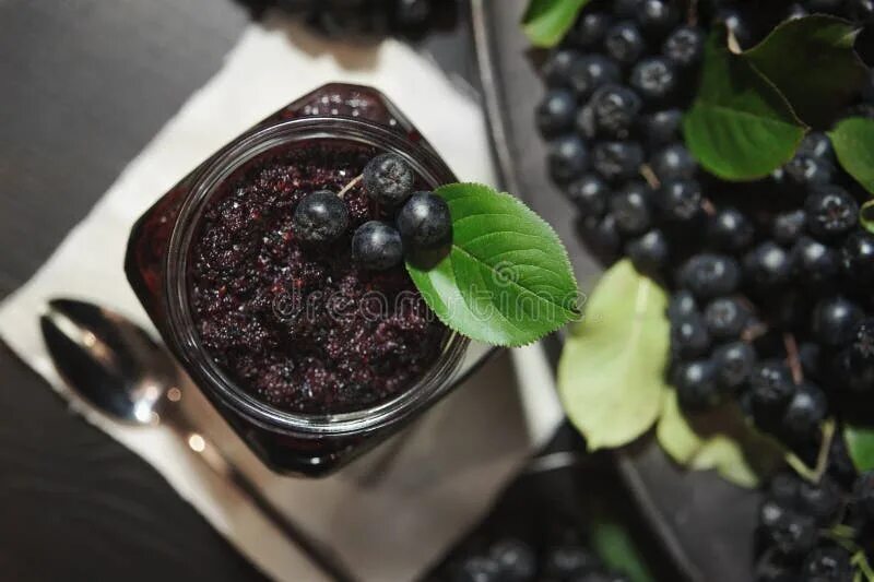 Варенье из черноплодки с лимоном и апельсином. Джем из черноплодной рябины. Сок черноплодки. Черные ягоды в грузии. Черноплодная рябина с лимоном.