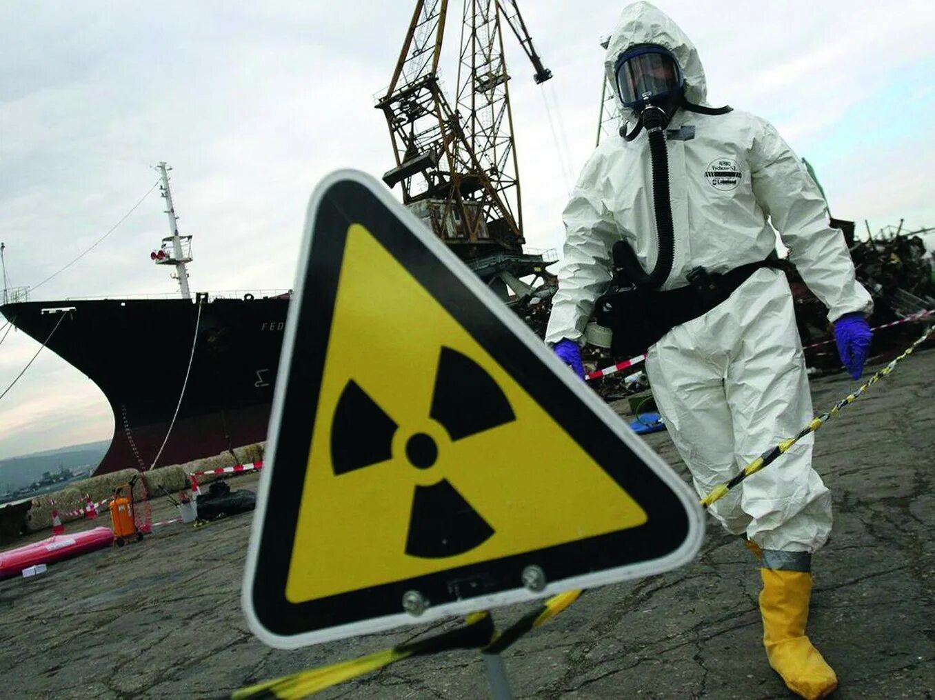 Аварии на радиационно-опасных объектах чаэс. Чс на аэс. Авария на аэс фукусима-1. Авария на аэс фукусима ликвидация. Радиационная авария на аэс фукусима-1.