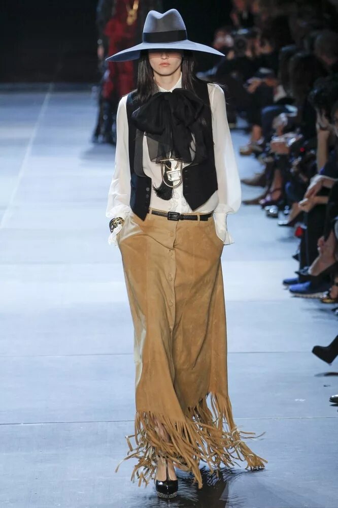 стиль подиумов. стиль подиумов. одежда с показов мод. платье спортивного стиля. жилет диор кристиан новая коллекция.