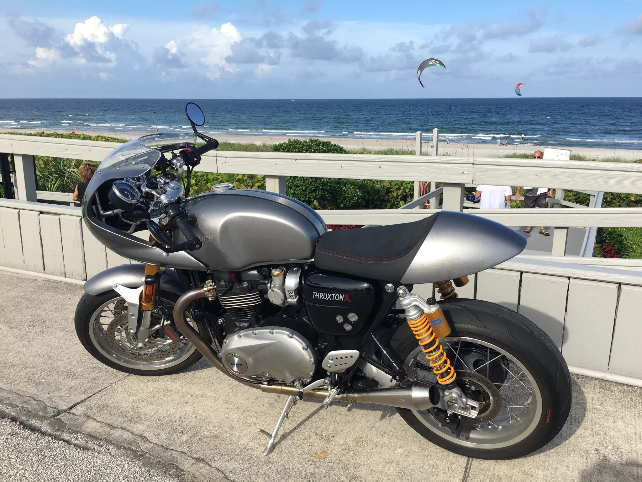 Триумф форум. Triumph thruxton 1200 r. триумф тракстон 1200. triumph thruxton 1200 r ветровое стекло. triumph thruxton r 1200 дуги.