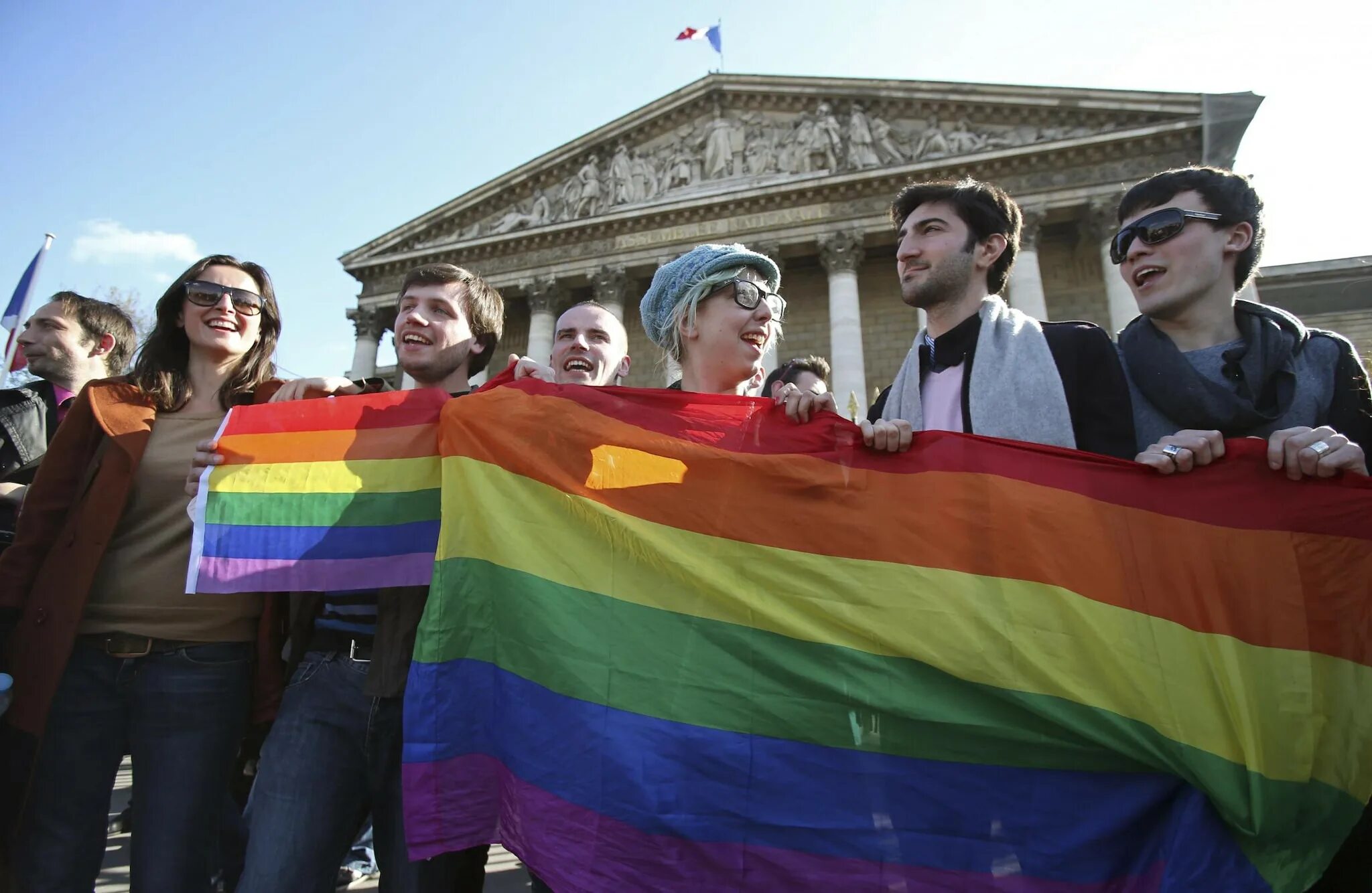 Лгбт франция. Однополые браки в аргентине. Gays france. Дети на лгбт парадах. Gays france.